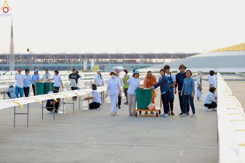 ภาพ No.320424:วันที่ 9 เมษายน พ.ศ.2569 การเตรียมงาน มัดถุงน้ำ ถ่วงขาโต๊ะไทยธรรม เพื่องานถวายมหาสังฆทาน 40,000 กว่าวัดทั่วประเทศ วันคุ้มครองโลก 22 เมษายน พ.ศ.2569 วัดพระธรรมกาย