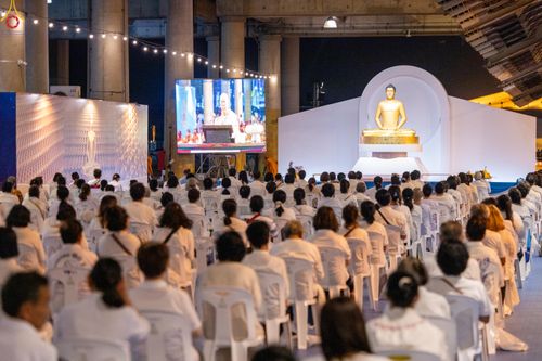 ภาพ No.280322:วันที่ 31 ธันวาคม พ.ศ.2568 -วันที่ 1 มกราคม พ.ศ.2569 พิธีฉลองชัยสวดมนต์บทธัมมจักกับปปวัตนสูตร ครบ 8,000,000,000 จบ , พิธีสวดมนต์ข้ามปี ณ วัดพระธรรมกาย