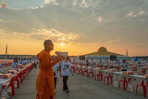 ภาพ No.322639:วันที่ 17 เมษายน พ.ศ.2569 การเรียงกล่องไทยธรรม เรียงน้ำดื่ม เรียงร่ม ณ ลานธรรมพระมหาธรรมกายเจดีย์ เพื่องานถวายมหาสังฆทาน 40,000 กว่าวัดทั่วประเทศ วันคุ้มครองโลก 22 เมษายน พ.ศ.2569 วัดพระธรรมกาย