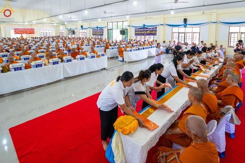 ภาพ No.137721:พิธีตักบาตร พิธีถวายสังฆทานแด่คณะสงฆ์ 323 วัด พิธีทำบุญอุทิศส่วนกุศลแด่ผู้วายชนม์ ในเหตุการณ์ความไม่สงบ 4 จังหวัดชายแดนภาคใต้ ปีที่ 20 ครั้งที่ 169 และพิธีมอบกองทุนหนุนแรงใจช่วยครูใต้ ปีที่ 17 ครั้งที่ 134 วันที่ 25 พฤษภาคม พ.ศ.2567 อ.ตากใบ จ.นราธิวาส