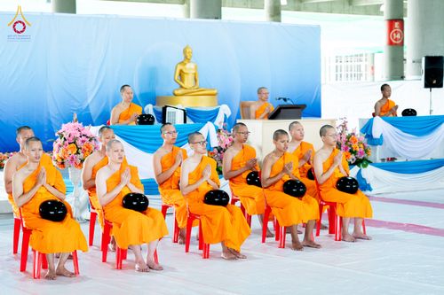 ภาพ No.336086:วันที่ 20 มิถุนายน พ.ศ. 2569 พิธีตักบาตรฉลองพระใหม่ โครงการอุปสมบทธรรมทายาทอุดมศึกษา รุ่นที่ 53