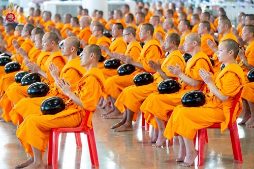 ภาพ No.215169:วันอาทิตย์ต้นเดือนที่ 6 เมษายน พ.ศ. 2568 พิธีตักบาตรข้าวสารอาหารแห้ง ณ บ้านแก้วเรือนทองคุณยาย สภาธรรมกายสากล วัดพระธรรมกาย