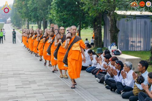 ภาพ No.280067:วันที่ 31 ธันวาคม พ.ศ. 2568 เดินธรรมยาตราที่บรมพุทธโธ อินโดนีเซีย