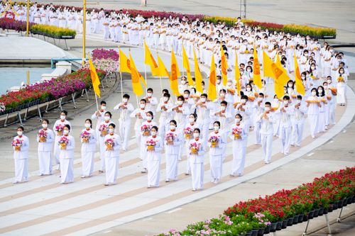 ภาพ No.84075:พิธีเวียนประทักษิณ พิธีวันทาเจดีย์ พิธีขอขมา และมอบผ้าไตร  ในโครงการบรรพชาอุปสมบทหมู่ธรรมทายาทรุ่นเข้าพรรษา และโครงการบรรพชาสามเณรโรงเรียนนานาชาติ รุ่นที่12 ในวันเสาร์ที่ 22 กรกฎาคม พ.ศ. 2566