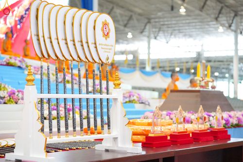 ภาพ No.85204:พิธีมุทิตาสักการะพระภิกษุ ผู้สอบได้เปรียญธรรม ๙ ประโยคระดับโลก, พิธีมอบโล่เกียรติยศและทุนการศึกษา สำนักเรียนบาลีดีเด่นทั่วประเทศ ในวันสมาธิโลก อาทิตย์ที่ 6 สิงหาคม พ.ศ. 2566 ณ สภาธรรมกายสากล วัดพระธรรมกาย