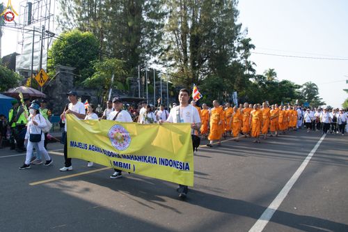 ภาพ No.81967:พิธีจุดวิสาขประทีป 22,000 ดวงและโคมลอย 3,000 ดวง ( Festival  lampion Vesak Indonesia) ณ มหาเจดียบรมพุทโธ อินโดนีเซีย  วันอาทิตย์ที่ 4 มิ.ย. พ.ศ.2566
