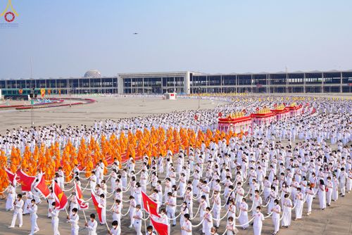 ภาพ No.79102:พิธีอัญเชิญองค์พระบรมพุทธเจ้า 24 องค์ เวียนประทักษิณรอบพระมหาธรรมกายเจดีย์ ณ วัดพระธรรมกาย  วันที่ 2 เมษายน พ.ศ. 2566