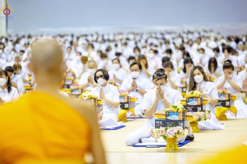 ภาพ No.84464:พิธีถวายผ้าอาบน้ำฝนและประทีปโคมไฟ ในวันอาสาฬหบูชา ณ ห้องแก้วสารพัดนึก 1 วัดพระธรรมกาย วันอังคารที่ 1 สิงหาคม พ.ศ. 2566