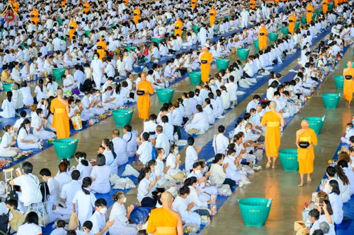 ภาพ No.82955:พิธีตักบาตร ณ บ้านแก้วเรือนทองคุณยายอาจารย์ฯ พิธีบูชาข้าวพระ ณ สภาธรรมกายสากล วัดพระธรรมกาย ในวันอาทิตย์ต้นเดือนที่ 2 ก.ค. พ.ศ.2566