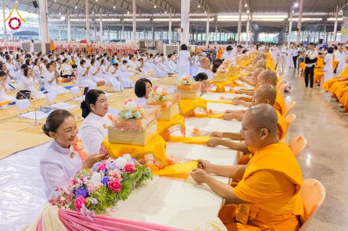 ภาพ No.279072:วันที่ 2 มกราคม พ.ศ.2569 พิธีถวายภัตตาหารเป็นสังฆทาน แด่พระธรรมยาตรา ณ วัดพระธรรมกาย ปทุมธานี ในโครงการธรรมยาตรา กตัญญูบูชา มหาปูชนียาจารย์ พระมงคลเทพมุนี(สด จนฺทสโร) พระผู้ปราบมาร อนุสรณ์สถาน 7 แห่ง ปีที่ 14