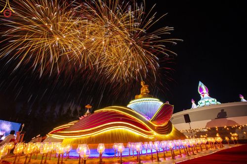 ภาพ No.192819:พิธีจุดประทีปถวายเป็นพุทธบูชา และบูชาธรรมมหาปูชนียาจารย์ ณ อนุสรณ์สถานคลองบางนางแท่น อ.สามพราน จ.นครปฐม ในโครงการธรรมยาตรา กตัญญูบูชา มหาปูชนียาจารย์ พระมงคลเทพมุนี(สด จนฺทสโร) พระผู้ปราบมาร อนุสรณ์สถาน 7 แห่ง ปีที่ 13 วันที่ 10 มกราคม พ.ศ. 2568