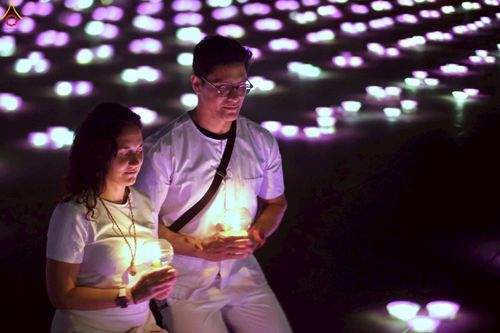 ภาพ No.224145:วันวิสาขบูชา วันอาทิตย์ที่ 11 พฤษภาคม พ.ศ. 2568 พิธีจุดวิสาขประทีป ,  พิธีเวียนประทักษิณรอบพระมหาธรรมกายเจดีย์ , พิธีฉลองชัยสวดมนต์บทธัมมจักกัปปวัตตนสูตร ครบ 7,357,000,000 จบ ณ มหารัตนวิหารคด วัดพระธรรมกาย