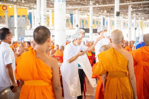 ภาพ No.59002:V.40 ภัตตาหารพระหมื่นวัด เราจัดให้ การปฏิบัติงานของเจ้าหน้าที่และอาสาสมัคร เพื่อรับบุญในการถวายภัตตาหาร แด่คณะสงฆ์ 10,000 กว่าวัดทั่วประเทศ ที่มาร่วมงานวันคุ้มครองโลก จันทร์ที่ 22 เมษายน พ.ศ. 2567 ณ วัดพระธรรมกาย