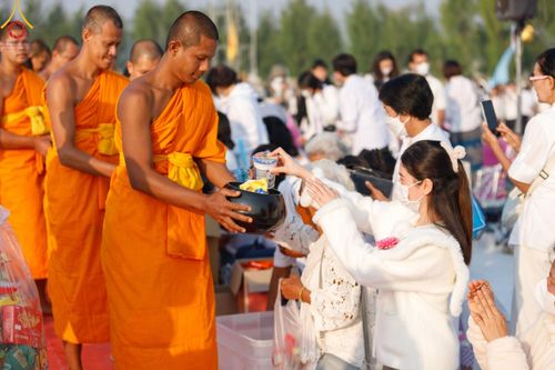 ภาพ No.201210:พิธีตักบาตรพระธรรมยาตรา ณ อนุสรณ์สถานลำดับที่ 5 สถานที่เผยแผ่วิชชาธรรมกายครั้งแรก อนุสรณ์สถานบางปลา วัดบางปลา อำเภอบางเลน จังหวัดนครปฐม ในโครงการธรรมยาตรา กตัญญูบูชา มหาปูชนียาจารย์ พระมงคลเทพมุนี(สด จนฺทสโร) พระผู้ปราบมาร อนุสรณ์สถาน 7 แห่ง ปีที่ 13