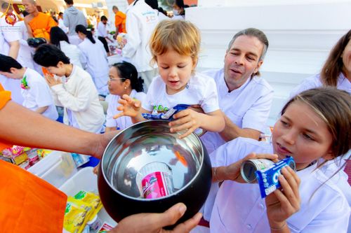 ภาพ No.197821:พิธีตักบาตรพระธรรมยาตรา ณ อนุสรณ์สถานลำดับที่ 4 สถานที่เกิดด้วยกายธรรม วัดโบสถ์(บน) ต.บางคูเวียง จ.นนทบุรี ในโครงการธรรมยาตรา กตัญญูบูชา มหาปูชนียาจารย์ พระมงคลเทพมุนี(สด จนฺทสโร) พระผู้ปราบมาร อนุสรณ์สถาน 7 แห่ง ปีที่ 13 วันที่ 19 มกราคม พ.ศ. 2568
