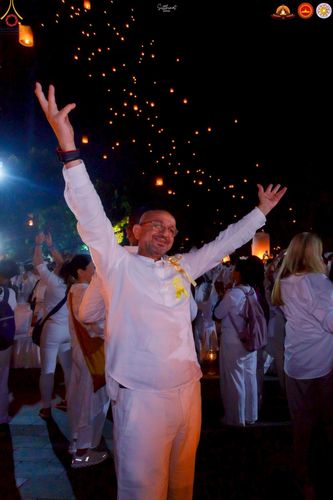 ภาพ No.224661:วันจันทร์ที่ 12 พฤษภาคม พ.ศ. 2568  ชาวพุทธในอินโดนีเซีย ร่วมฉลองวิสาขบูชาจุดประทีปกว่า 200,000 ดวง ณ พระมหาเจดีย์บรมพุทโธ  เจริญพุทธมนต์ถวาย “พระวชิรเกล้าเจ้าอยู่หัว”