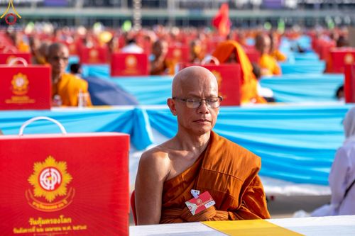 ภาพ No.221743:วันอังคารที่ 22 เมษายน พ.ศ. 2568 ภาพพิธีถวายมหาสังฆทานคณะสงฆ์ 40,000 กว่าวัดทั่วประเทศ เนื่องในวันคุ้มครองโลก ชุดที่ 2 (ปลื้มให้สมการรอคอย) ณ ลานธรรมพระมหาธรรมกายเจดีย์ วัดพระธรรมกาย