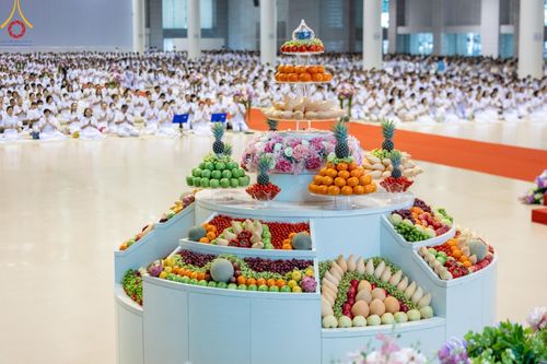 ภาพ No.136747:พิธีตักบาตร พิธีบูชาข้าวพระ ในวันอาทิตย์ต้นเดือนที่ 5 พฤษภาคม พ.ศ. 2567 ณ วัดพระธรรมกาย จ.ปทุมธานี