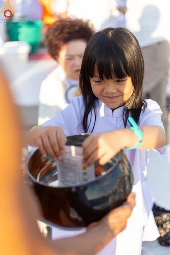 ภาพ No.187918:พิธีตักบาตรฉลองพระใหม่ ต้อนรับพุทธศักราช 2568 ณ ลานธรรมพระมหาธรรมกายเจดีย์ วัดพระธรรมกาย จ.ปทุมธานี วันที่ 1 มกราคม พ.ศ. 2568