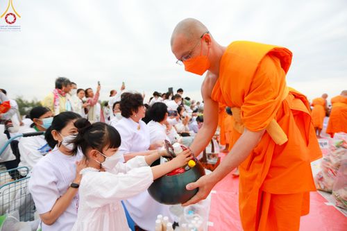 ภาพ No.118649:พิธีตักบาตรพระธรรมยาตรา ปีที่ 12 ณ อนุสรณ์สถานลำดับที่ 5 สถานที่เผยแผ่วิชชาธรรมกายครั้งแรก อนุสรณ์สถานบางปลา จ.นครปฐม วันที่ 25 มกราคม พ.ศ. 2567