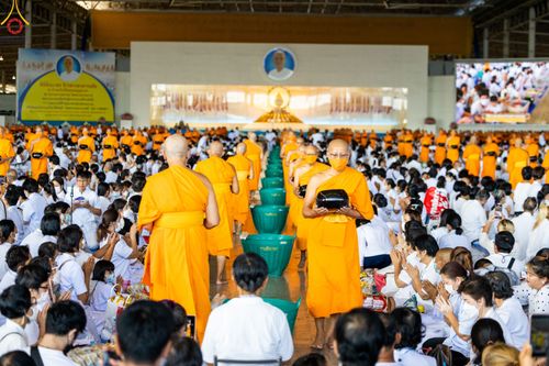 ภาพ No.81493:พิธีตักบาตร ข้าวสารอาหารแห้ง และพิธีบูชาข้าวพระ ณ สภาธรรมกายสากล วัดพระธรรมกาย วันเสาร์ที่ 3 มิถุนายน 2566
