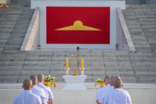 ภาพ No.82673:พิธีเวียนประทักษิณ, พิธีวันทาเจดีย์ ณ มหาธรรมกายเจดีย์  พิธีบรรพชาหมู่พระพี่เลี้ยงเข้าพรรษา, ธรรมทายาทอุดมศึกษา รุ่นที่ 50(ภาคฤดูฝน) และธรรมทายาทพุทธศาสตร์สากล รุ่นที่ 7 (ภาคฤดูฝน) วันเสาร์ที่ 17 มิถุนายน พ.ศ. 2566 ณ  โบสถ์พระไตรปิฎก วัดพระธรรมกาย จ.ปทุม