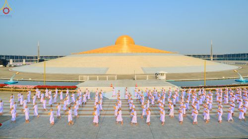 ภาพ No.79740:พิธีเวียนประทักษิณ ณ พระมหาธรรมกายเจดีย์ และพิธีวันทาเจดีย์ ในโครงการบรรพชาสามเณรฟื้นฟูพระพุทธศาสนาทั่วไทย วันเสาร์ที่ 8 เมษายน พ.ศ.2566