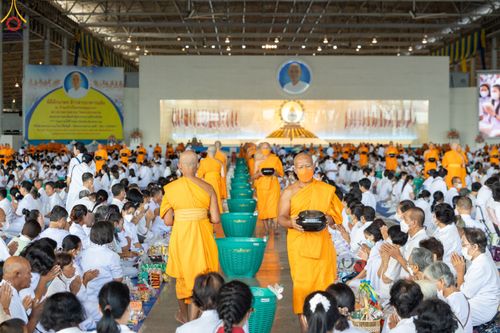 ภาพ No.82964:พิธีตักบาตร ณ บ้านแก้วเรือนทองคุณยายอาจารย์ฯ พิธีบูชาข้าวพระ ณ สภาธรรมกายสากล วัดพระธรรมกาย ในวันอาทิตย์ต้นเดือนที่ 2 ก.ค. พ.ศ.2566