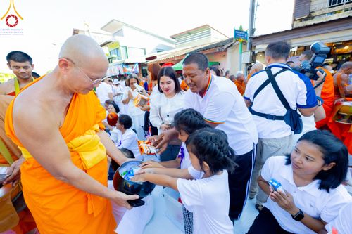 ภาพ No.311248:วันเสาร์ที่ 28 กุมภาพันธ์ พ.ศ. 2569 พิธีตักบาตรพระมหากุศล 11,250 รูป เฉลิมฉลอง 1,250 ปีศรีธรรมราชเจดีย์ สู่มรดกโลก ณ ถนนราชดำเนิน บริเวณหน้าวัดพระมหาธาตุวรมหาวิหาร อ.เมือง จ.นครศรีธรรมราช