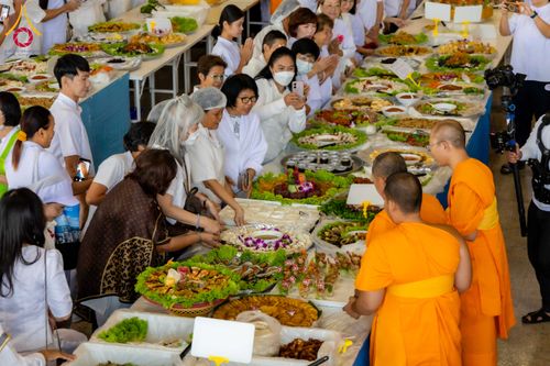 ภาพ No.303886:วันที่ 28 มกราคม พ.ศ. 2569 พิธีถวายภัตตาหารเป็นสังฆทาน แด่พระธรรมยาตรา ณ วัดพระธรรมกาย  จังหวัดปทุมธานี ในโครงการธรรมยาตรา กตัญญูบูชา มหาปูชนียาจารย์ พระมงคลเทพมุนี(สด จนฺทสโร) พระผู้ปราบมาร อนุสรณ์สถาน 7 แห่ง ปีที่ 14