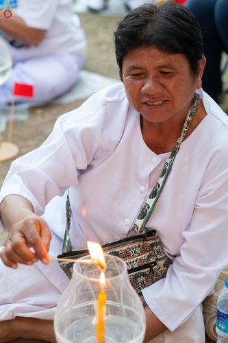 ภาพ No.297234:วันที่ 17 มกราคม พ.ศ. 2569 พิธีจุดประทีปถวายเป็นพุทธบูชา และบูชาธรรมมหาปูชนียาจารย์ (ภาพชุดที่ 2) ณ วัดโบสถ์บน ต.บางคูเวียง จ.นนทบุรี อนุสรณ์สถานลำดับที่ 4 สถานที่เกิดด้วยกายธรรม ในโครงการธรรมยาตรา กตัญญูบูชา มหาปูชนียาจารย์ พระมงคลเทพมุนี(สด จนฺทสโร) พร