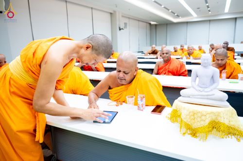 ภาพ No.323382:หลวงพ่อทัตตชีโว รองเจ้าอาวาสวัดพระธรรมกาย ถวายการต้อนรับปฏิสันถารคณะสงฆ์จากประเทศศรีลังกา