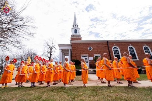 ภาพ No.319084:วันที่ 29 มีนาคม พ.ศ.2569 พิธีอัญเชิญรูปหล่อพระมงคลเทพมุนี (สด จนฺทสโร) ประดิษฐาน ณ ห้องปฏิบัติธรรม “มงคลรัตนโชติ”  วัดพระธรรมกายชิคาโก ประเทศสหรัฐอเมริกา