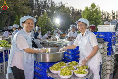 ภาพ No.289589:วันที่ 7 มกราคม พ.ศ. 2569 พิธีถวายภัตตาหารเป็นสังฆทาน แด่พระธรรมยาตรา ในโครงการธรรมยาตรา กตัญญูบูชา มหาปูชนียาจารย์ พระมงคลเทพมุนี(สด จนฺทสโร) พระผู้ปราบมาร อนุสรณ์สถาน 7 แห่ง ปีที่ 14 ณ อนุสรณ์สถานมหาวิหารพระมงคลเทพมุนี (โลตัสแลนด์) อ.สองพี่น้อง จ.สุพรร