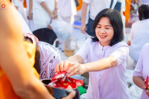 ภาพ No.279875:วันที่ 1 มกราคม พ.ศ.2569 พิธีตักบาตรในวันขึ้นปีใหม่ ณ ลานธรรม วัดพระธรรมกาย