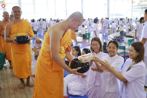 ภาพ No.318214:วันอาทิตย์ต้นเดือนที่ 5 เมษายน พ.ศ.2569 พิธีตักบาตร ณ บ้านแก้วเรือนทองคุณยายอาจารย์ฯ วัดพระธรรมกาย