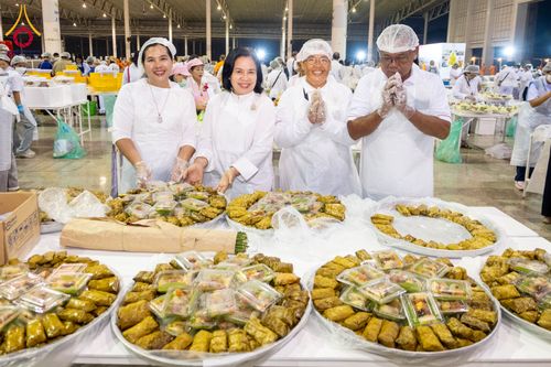 ภาพ No.303027:วันที่ 26 มกราคม พ.ศ. 2569 พิธีถวายภัตตาหารเป็นสังฆทาน แด่พระธรรมยาตรา ณ วัดพระธรรมกาย  จังหวัดปทุมธานี ในโครงการธรรมยาตรา กตัญญูบูชา มหาปูชนียาจารย์ พระมงคลเทพมุนี(สด จนฺทสโร) พระผู้ปราบมาร อนุสรณ์สถาน 7 แห่ง ปีที่ 14