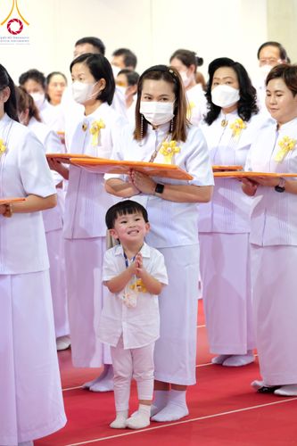 ภาพ No.86500:วันธรรมชัย ปีที่ 55 พิธีทอดผ้าป่ากฐินสมทบครั้งที่1, พิธีเจริญพุทธมนต์ ลูกนิมิตมหาสมบัติฯ พิธีจุดประทีป,พิธีฉลองชัยสวดมนต์บทธัมมจักกัปปวัตนสูตร วันอาทิตย์ที่ 27 สิงหาคม พ.ศ.2566 ณ สภาธรรมกายสากล / มหารัตนวิหารคด วัดพระธรรมกาย