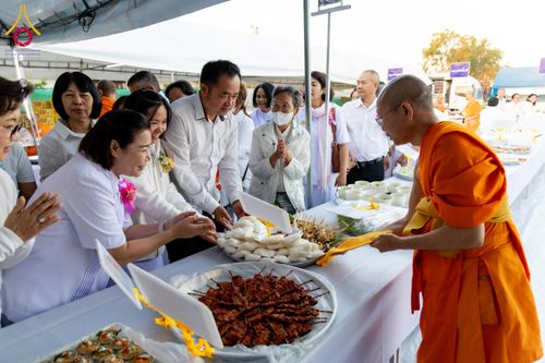 ภาพ No.289953:วันที่ 8 มกราคม พ.ศ. 2569 พิธีถวายภัตตาหารเป็นสังฆทาน แด่พระธรรมยาตรา ณ อนุสรณ์สถานคลองบางนางแท่น อ.สามพราน จ.นครปฐม ในโครงการธรรมยาตรา กตัญญูบูชา มหาปูชนียาจารย์ พระมงคลเทพมุนี(สด จนฺทสโร) พระผู้ปราบมาร อนุสรณ์สถาน 7 แห่ง ปีที่ 14