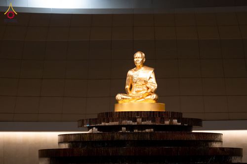 รูปหล่อทองคำพระมงคลเทพมุนีประดิษฐานบนฐานทรงกลมภายในอาคาร