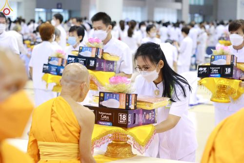 ภาพ No.84509:พิธีถวายผ้าอาบน้ำฝนและประทีปโคมไฟ ในวันอาสาฬหบูชา ณ ห้องแก้วสารพัดนึก 1 วัดพระธรรมกาย วันอังคารที่ 1 สิงหาคม พ.ศ. 2566