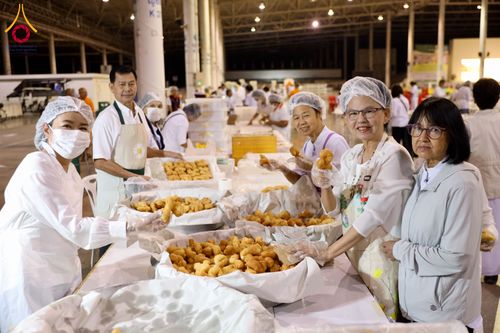 ภาพ No.287243:วันที่ 3 มกราคม พ.ศ.2569 พิธีถวายภัตตาหารเป็นสังฆทาน แด่พระธรรมยาตรา ณ วัดพระธรรมกาย  จังหวัดปทุมธานี ในโครงการธรรมยาตรา กตัญญูบูชา มหาปูชนียาจารย์ พระมงคลเทพมุนี(สด จนฺทสโร) พระผู้ปราบมาร อนุสรณ์สถาน 7 แห่ง ปีที่ 14