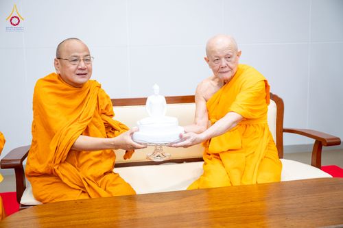 ภาพ No.324785:วันอังคารที่ 21 เมษายน พ.ศ.2569  หลวงพ่อทัตตชีโว รองเจ้าอาวาสวัดพระธรรมกาย ถวายการต้อนรับและปฏิสันถารคณะสงฆ์จากประเทศเวียดนาม
