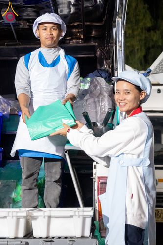 ภาพ No.288181:วันที่ 5 มกราคม พ.ศ. 2569 พิธีถวายภัตตาหารเป็นสังฆทาน แด่พระธรรมยาตรา ในโครงการธรรมยาตรา กตัญญูบูชา มหาปูชนียาจารย์ พระมงคลเทพมุนี(สด จนฺทสโร) พระผู้ปราบมาร อนุสรณ์สถาน 7 แห่ง ปีที่ 14 ณ อนุสรณ์สถานมหาวิหารพระมงคลเทพมุนี (โลตัสแลนด์) อ.สองพี่น้อง จ.สุพรร