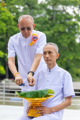 ภาพ No.330529:วันที่ 30 พฤษภาคม พ.ศ.2569 พิธีตัดปอยผมและปลงผม อุบาสกอุปสมบทอุทิศชีวิต 11 ท่าน (ภาพชุดที่ 2) ณ โบสถ์พระไตรปิฎก วัดพระธรรมกาย จังหวัดปทุมธานี