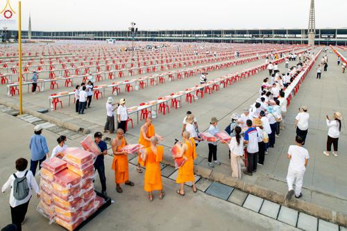 ภาพ No.322589:วันที่ 17 เมษายน พ.ศ.2569 การเรียงกล่องไทยธรรม เรียงน้ำดื่ม เรียงร่ม ณ ลานธรรมพระมหาธรรมกายเจดีย์ เพื่องานถวายมหาสังฆทาน 40,000 กว่าวัดทั่วประเทศ วันคุ้มครองโลก 22 เมษายน พ.ศ.2569 วัดพระธรรมกาย