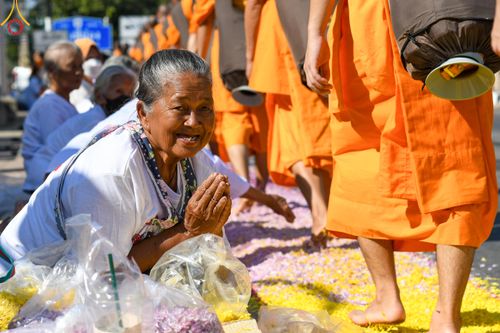 ภาพ No.105678:พิธีต้อนรับพระธรรมยาตรา ในโครงการธรรมยาตรากตัญญูบูชา มหาปูชนียาจารย์ พระมงคลเทพมุนี(สด จนฺทสโร) พระผู้ปราบมาร อนุสรณ์สถาน 7 แห่ง ปีที่ 12 วันที่ 3 มกราคม พ.ศ. 2567 ณ อนุสรณ์สถานโลตัสแลนด์ จ.สุพรรณบุรี