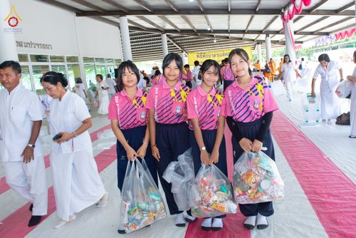 ภาพ No.337064:วันเสาร์ที่ 27 มิถุนายน พ.ศ. 2569 พิธีตักบาตรแด่คณะสงฆ์ 323 วัด 4 จังหวัดชายแดนภาคใต้ พิธีถวายสังฆทานแด่คณะสงฆ์ 323 วัด ปีที่ 22 ครั้งที่ 186 พิธีมอบกองทุนหนุนแรงใจช่วยครูใต้ ปีที่ 19 ครั้งที่ 149 และพิธีทำบุญอุทิศส่วนกุศลให้ผู้วายชนม์ ณ ศูนย์ปฏิบัติธรรม