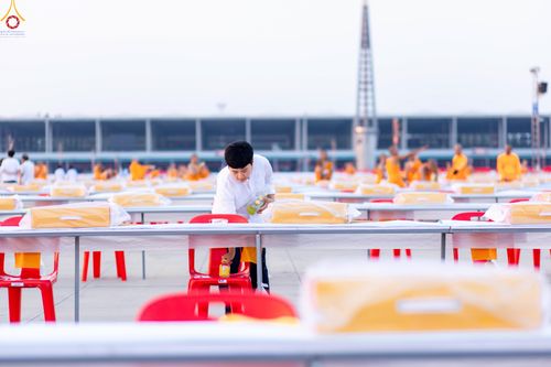 ภาพ No.322745:วันที่ 15-18 เมษายน พ.ศ.2569 การเเตรียมโต๊ะฉัน , เตรียมจุดพักค้าง , เรียงเก้าอี้ , เรียงกล่องไทยธรรม  เพื่องานถวายมหาสังฆทาน 40,000 กว่าวัดทั่วประเทศ วันคุ้มครองโลก 22 เมษายน พ.ศ.2569 วัดพระธรรมกาย