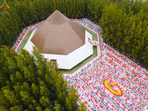 ภาพ No.69612:พิธีตักบาตรพระธรรมยาตราฯ ในโครงการธรรมยาตรากตัญญูบูชา มหาปูชนียาจารย์ พระมงคลเทพมุนี(สด จนฺทสโร) พระผู้ปราบมาร ปีที่ 11 ณ อนุสรณ์สถานลำดับที่ 1 สถานที่เกิดด้วยรูปกายเนื้อ อนุสรณ์สถานมหาวิหารพระมงคลเทพมุนี อ.สองพี่น้อง จ.สุพรรณบุรี